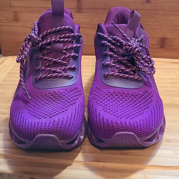 Sold...Womens walking/jogging shoe - Picture 4 of 5